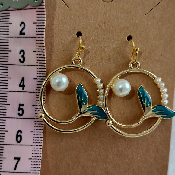 Elegant Gold Pearl Earrings - Picture 5 of 8